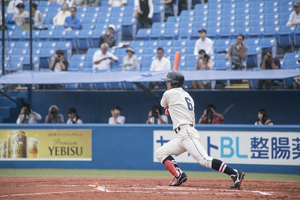 安打を打つ山﨑選手